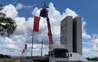 Brasília é decorada com bandeiras vermelhas para receber presidente da China; assista