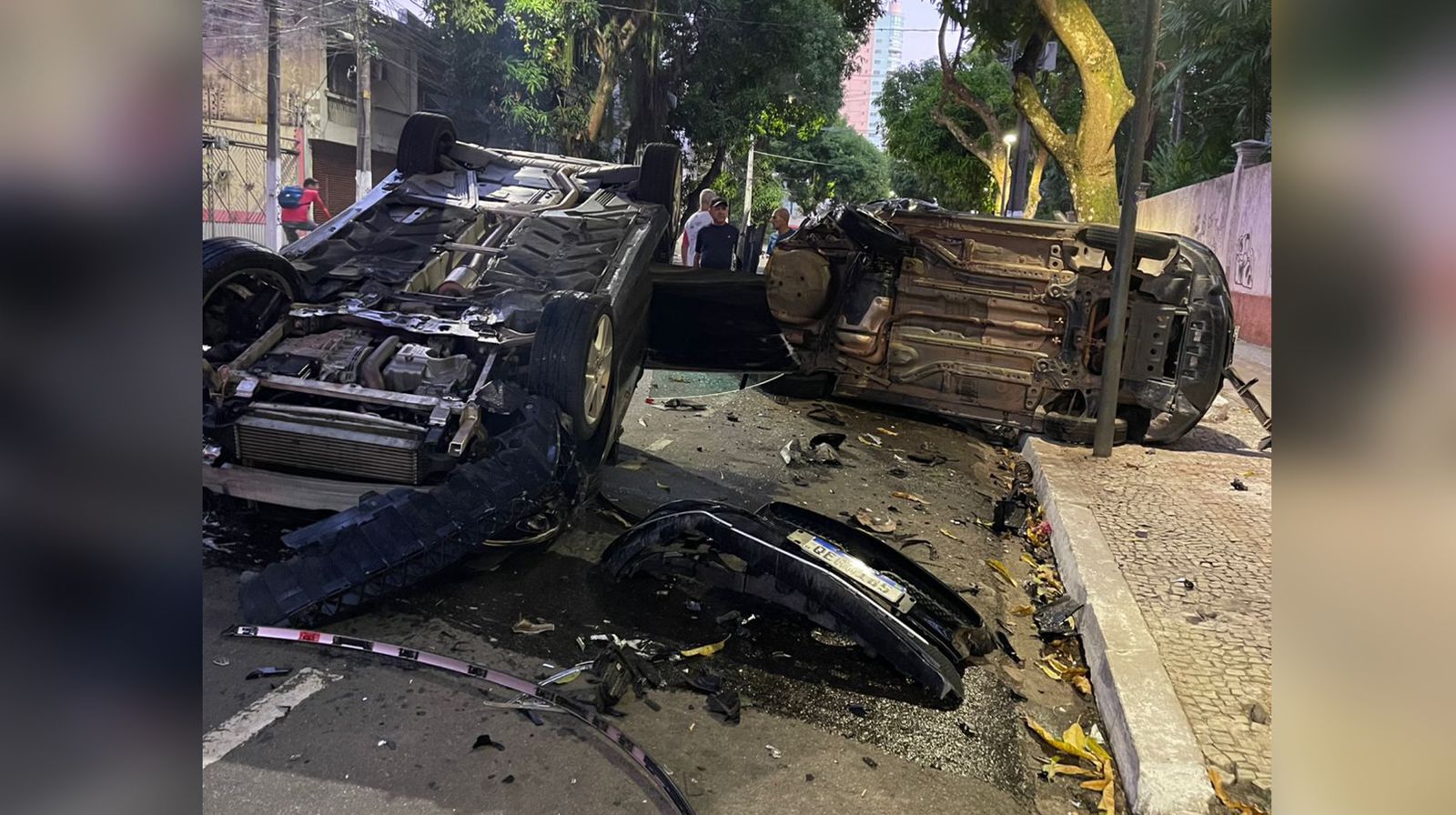 Carros na avenida Alcindo Cacela, em Belém, após a colisão.