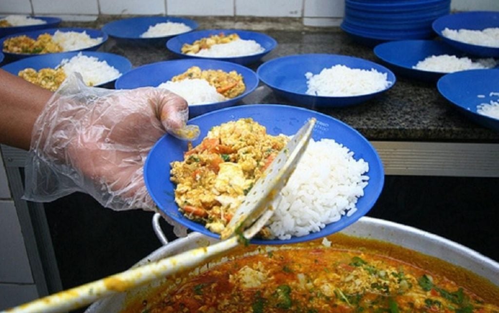 Especialistas defendem repasses maiores para alimentação e transporte escolar, em projeto de terceirização.