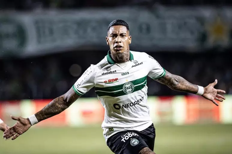 Remo faz proposta para atacante Alef Manga, do Coritiba