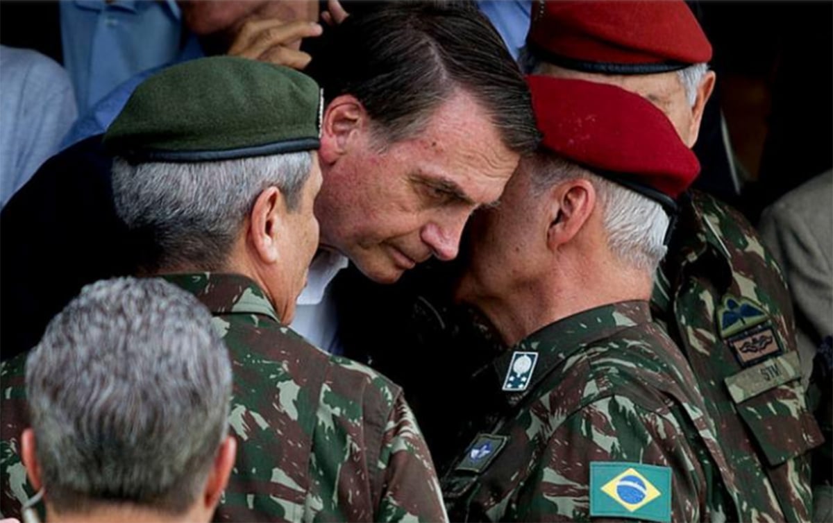 (Bolsonaro cochicha com militares em evento público)