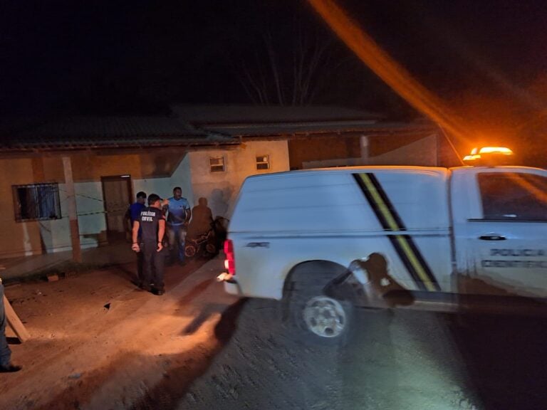 (Crime ocorreu na noite de quarta-feira e autora dos tiros fugiu de moto.)