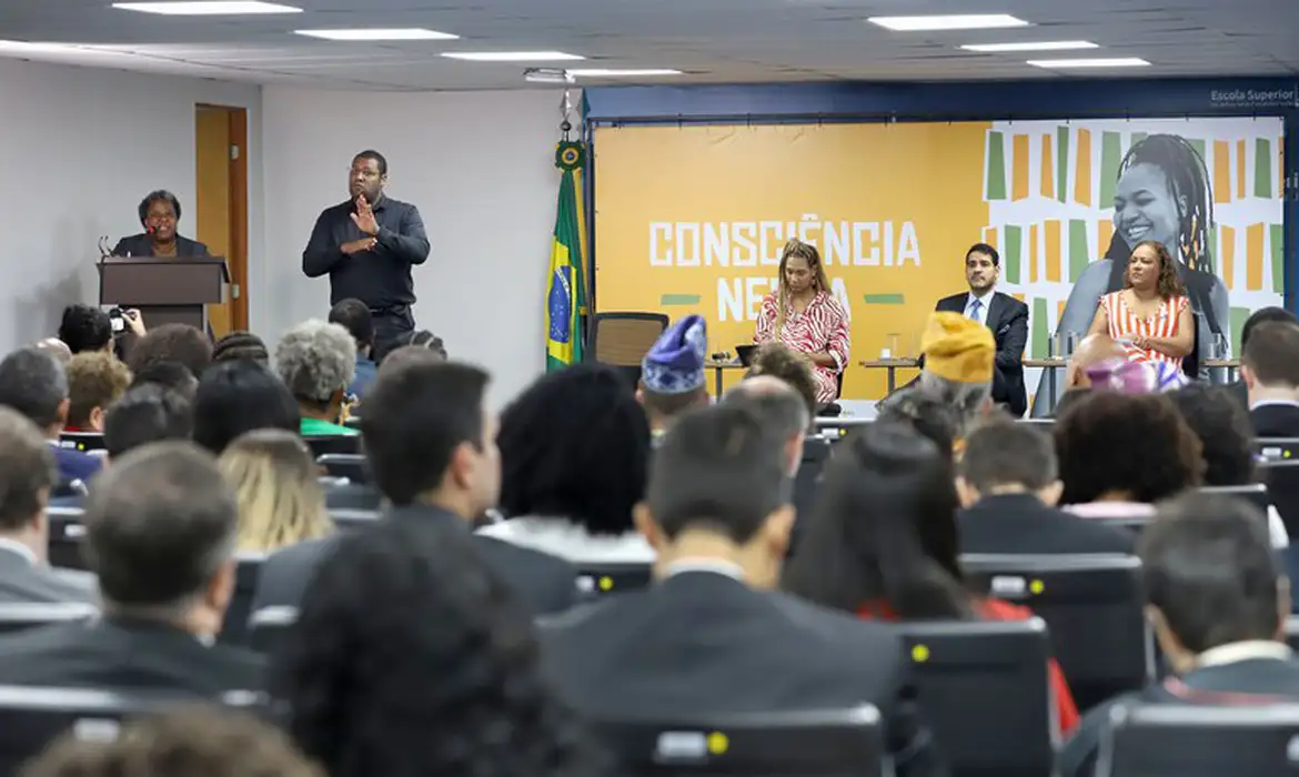 (Durante o evento, a ministra dos Direitos Humanos e da Cidadania, Macaé Evaristo, lembrou a luta da população negra por liberdade, igualdade e conquista de direitos.)