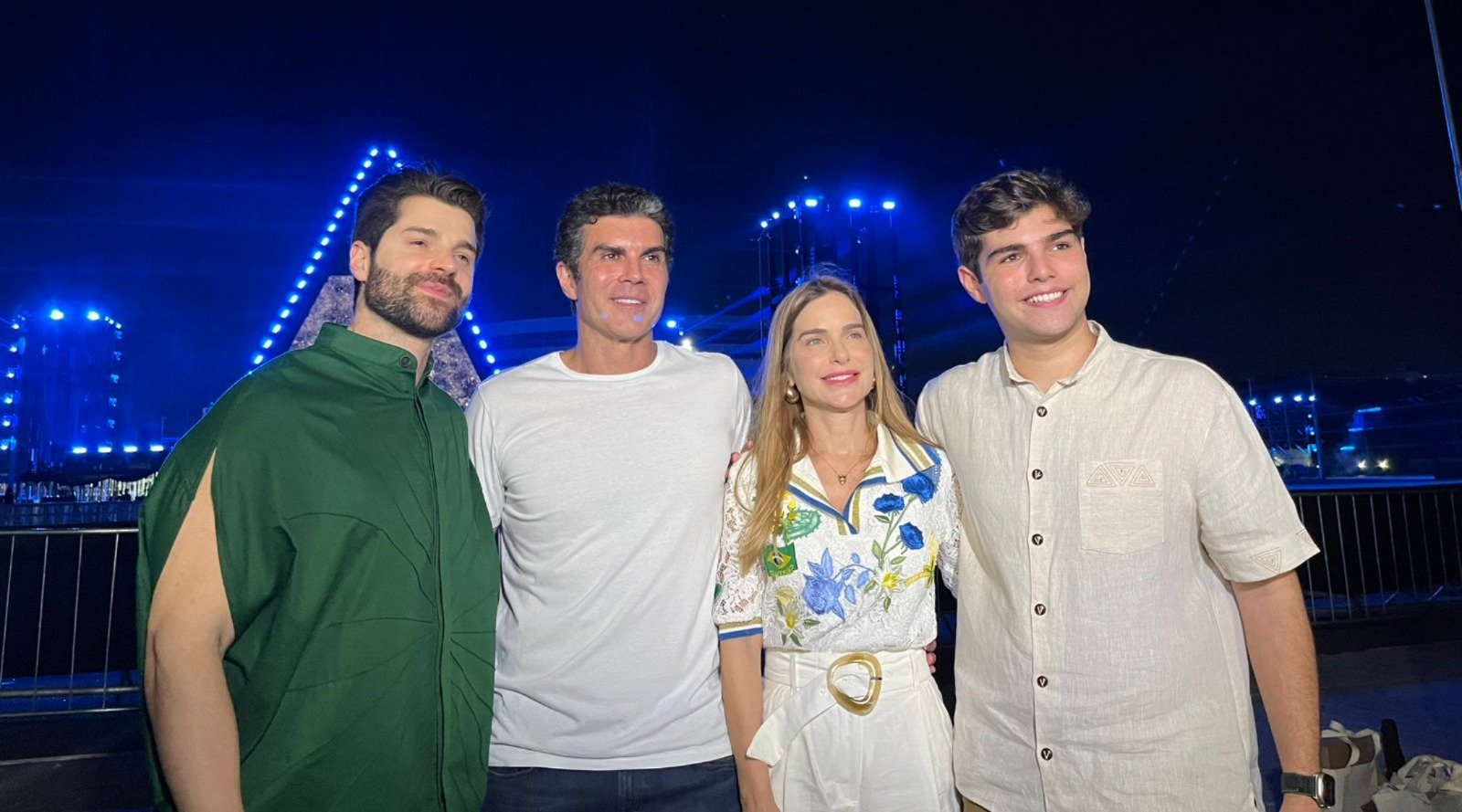 Helder e a família junto de Alok, no Mangueirão. 