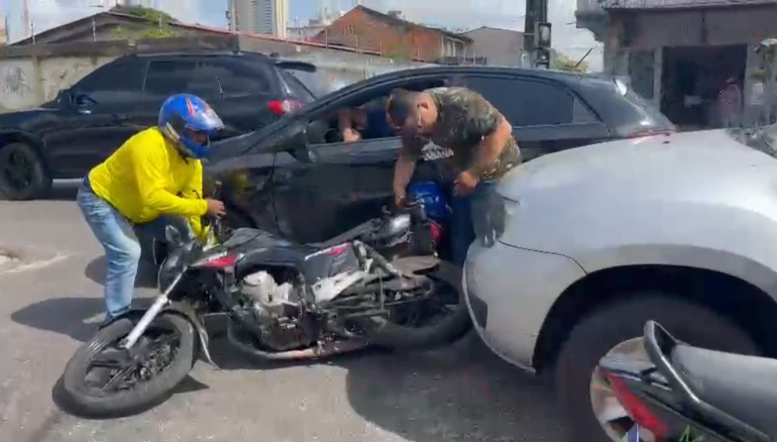 Acidente entre dois carros e motocicleta é registrado na travessa Mauriti, em Belém.