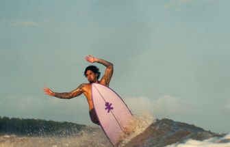 Gabriel Medina surfa na Pororoca e faz história na Amazônia, em vídeo para campanha de operadora telefônica