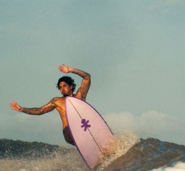 Imagem - Gabriel Medina surfa na Pororoca e faz história na Amazônia, em vídeo para campanha de operadora telefônica