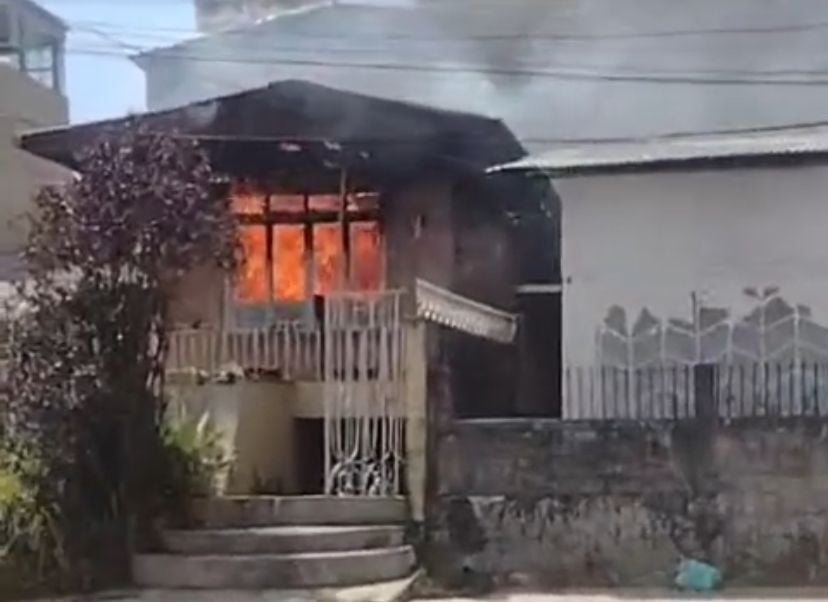 Casa em chamas no bairro do Umarizal.