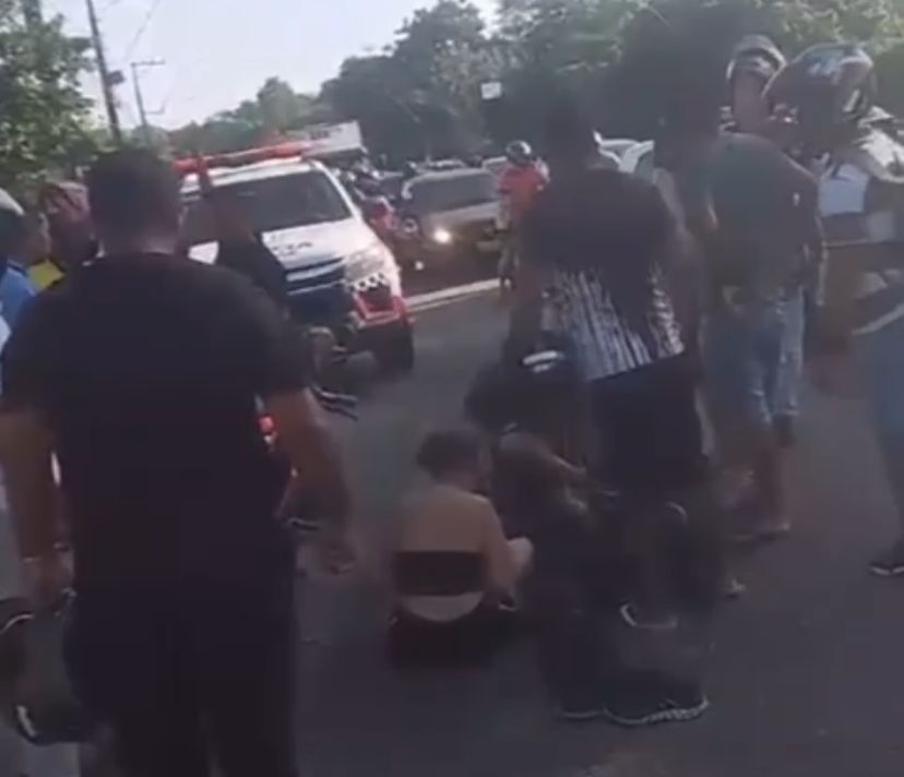 Motociclista no chão após acidente