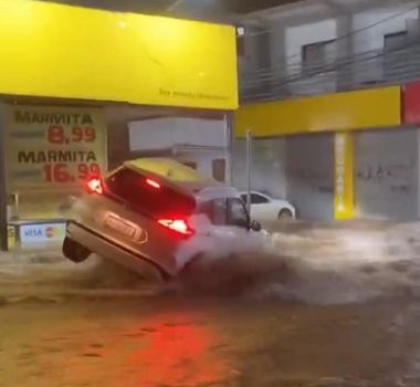 Imagem - Vídeo: homens e carro são arrastados por enxurrada durante chuva