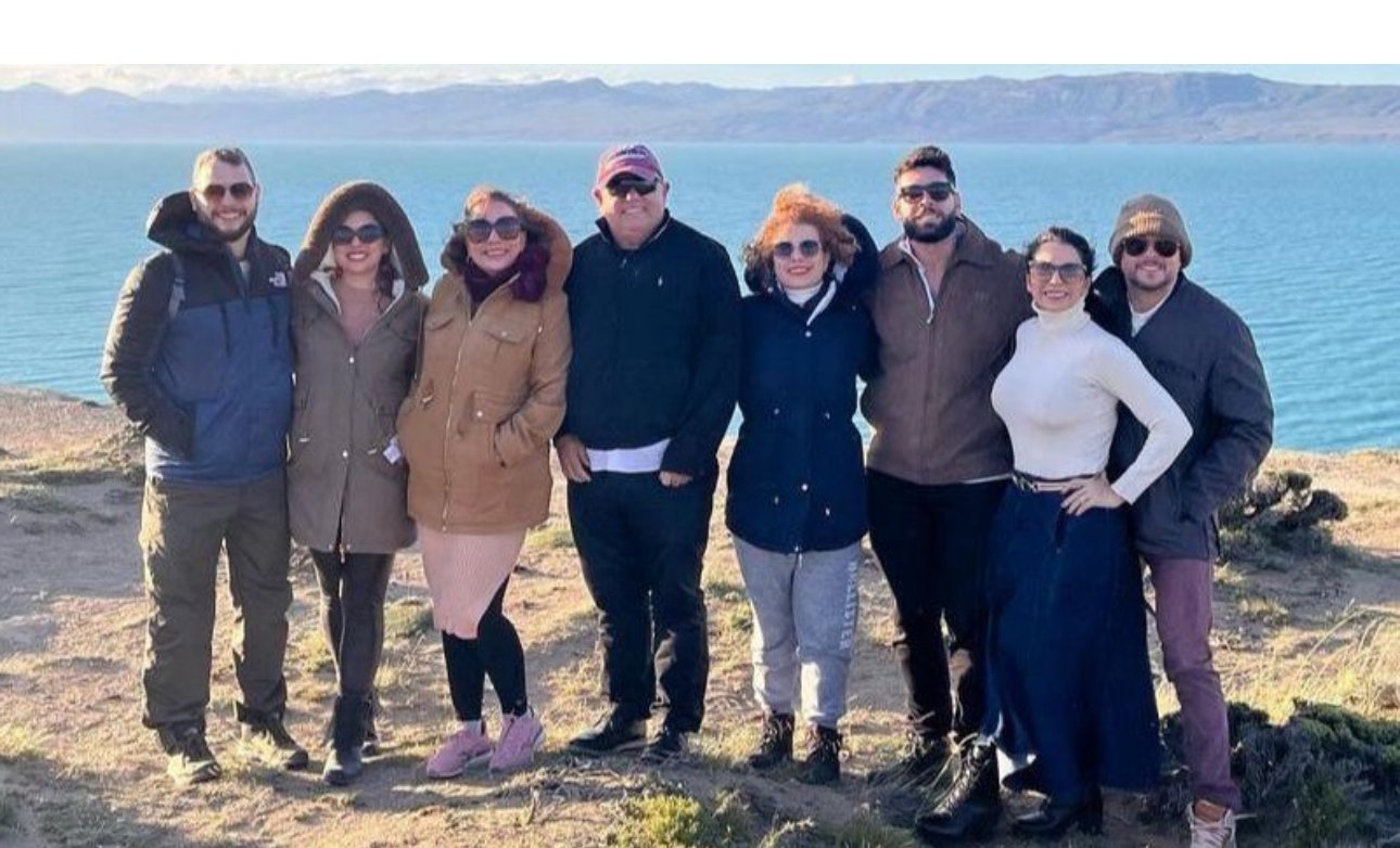 O casal Walcylene e Claudionor Moreira com a família reunida, desfrutando das belezas de Ushuaia, na Argentina.