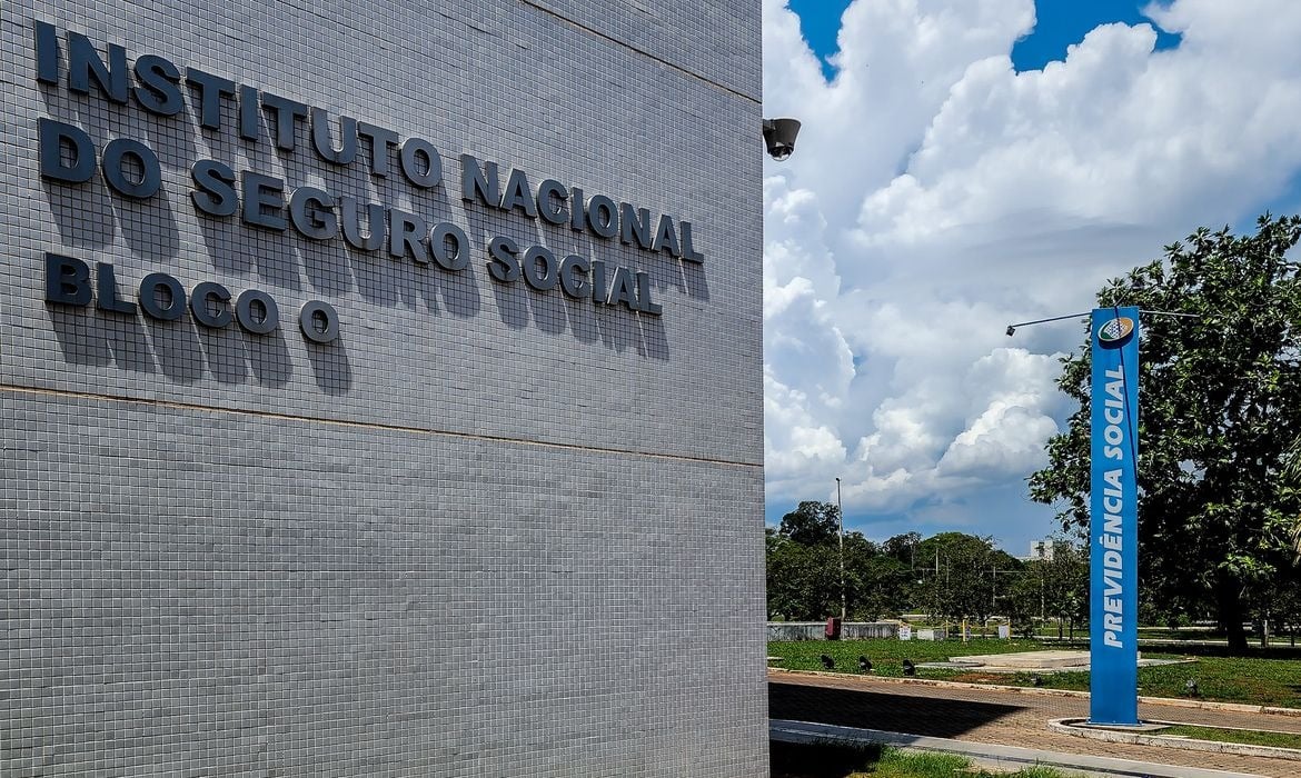 Os aposentados, pensionistas e beneficiários de auxílios pagos pelo Instituto Nacional do Seguro Social (INSS) começam a receber os pagamentos de novembro.