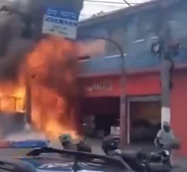 Imagem - Vídeo: ônibus pega fogo, bate em poste e explode fiação em SP