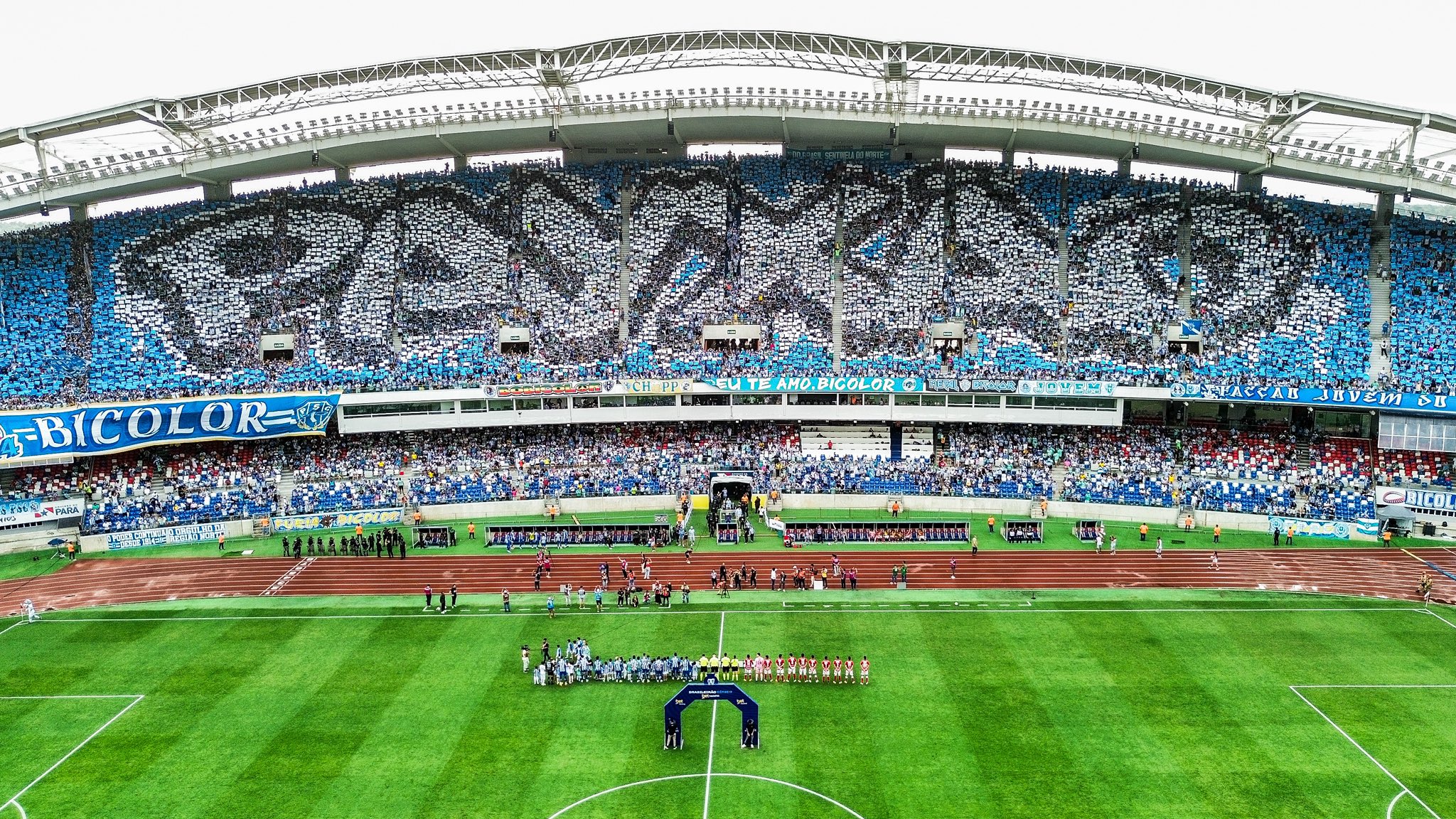 Torcida bicolor fez um mosaico nas arquibancadas do Mangueirão - 