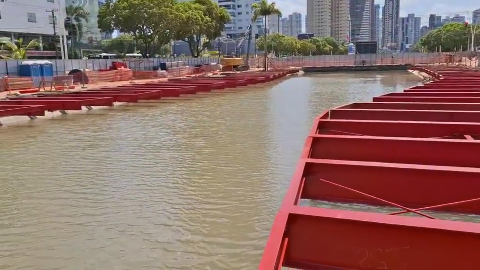 As obras da Nova Doca avançam no cronograma, com frentes de trabalhos em quatro módulos ao longo do canal da Avenida Visconde de Souza Franco. 