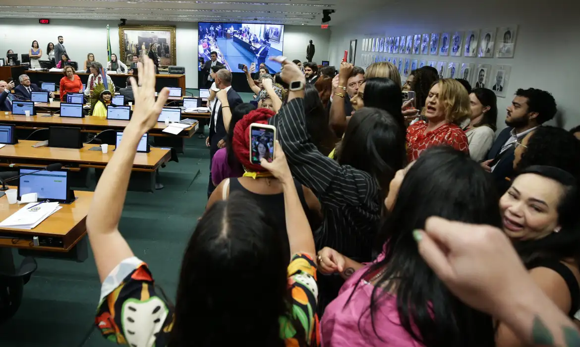 (Protestos marcaram a votação da PEC que proíbe o aborto no Brasil, até em casos previstos na lei.)