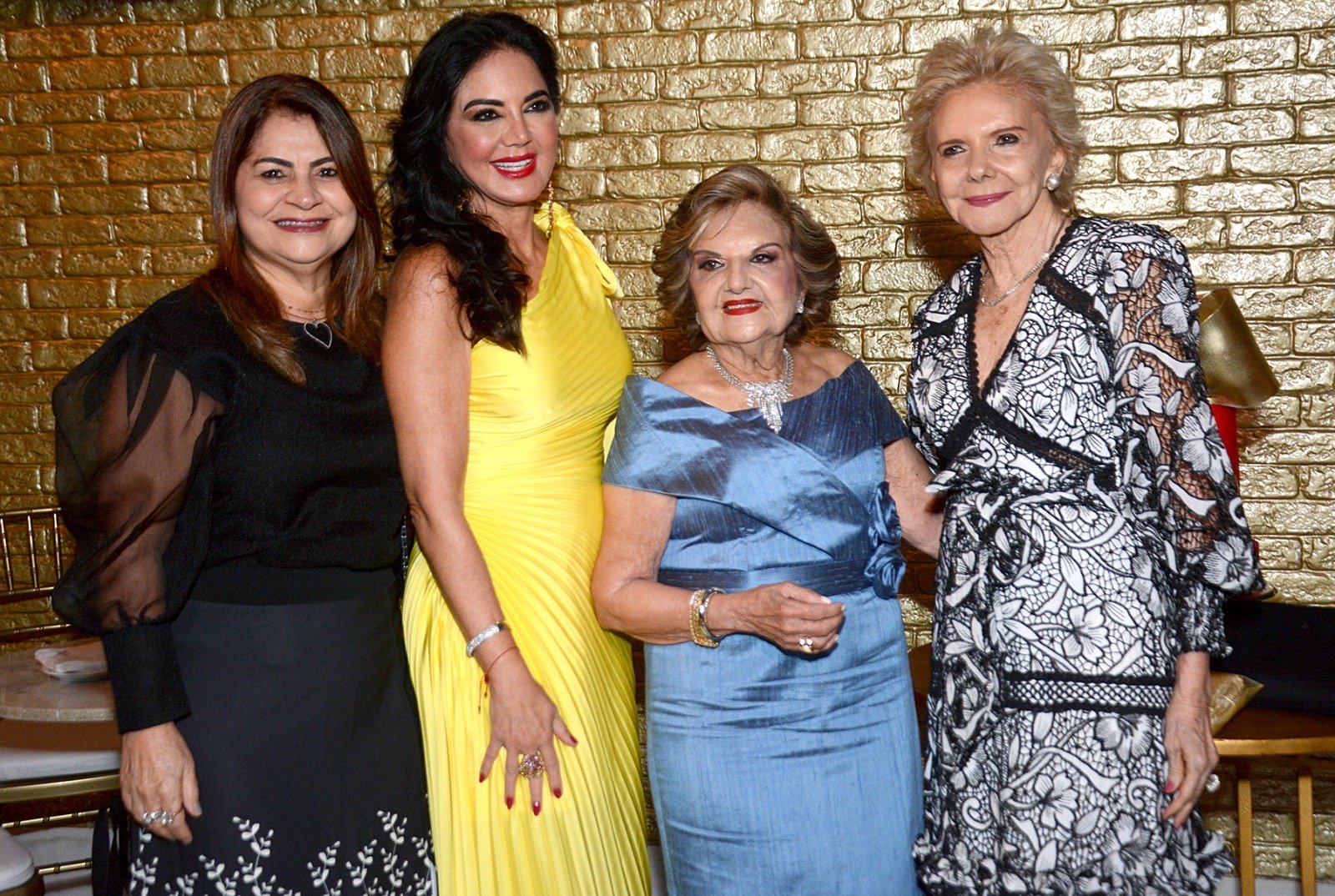 A aniversariante, feliz, cercada por Ana Amélia Figueiredo, Fadia e Gilka Ferro e Silva 