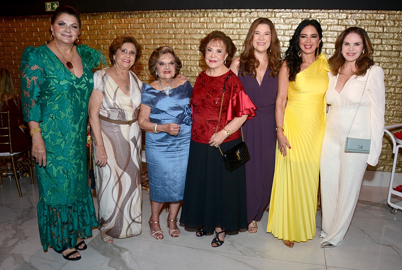 Cléa Farah cercada por Telma Guerreiro, Marilda Scaff, Maria Lúcia Flecha Ribeiro, Daniele Flecha Ribeiro, Fadia Freire e Lilian Regis 