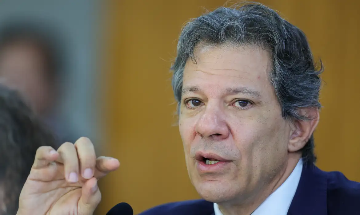 (Entre as medidas do plano, a equipe econômica quer mudar as regras do salário mínimo, de benefícios sociais e da aposentadoria dos militares).