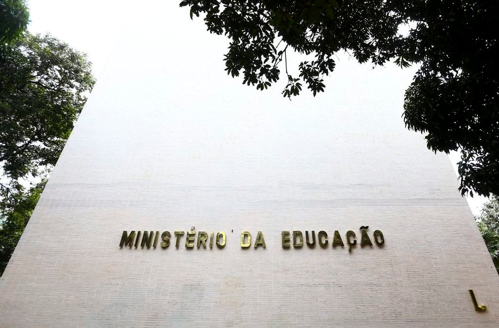 (Ministério da Educação recebeu mais de 3,7 mil pedidos de retomada de obras).