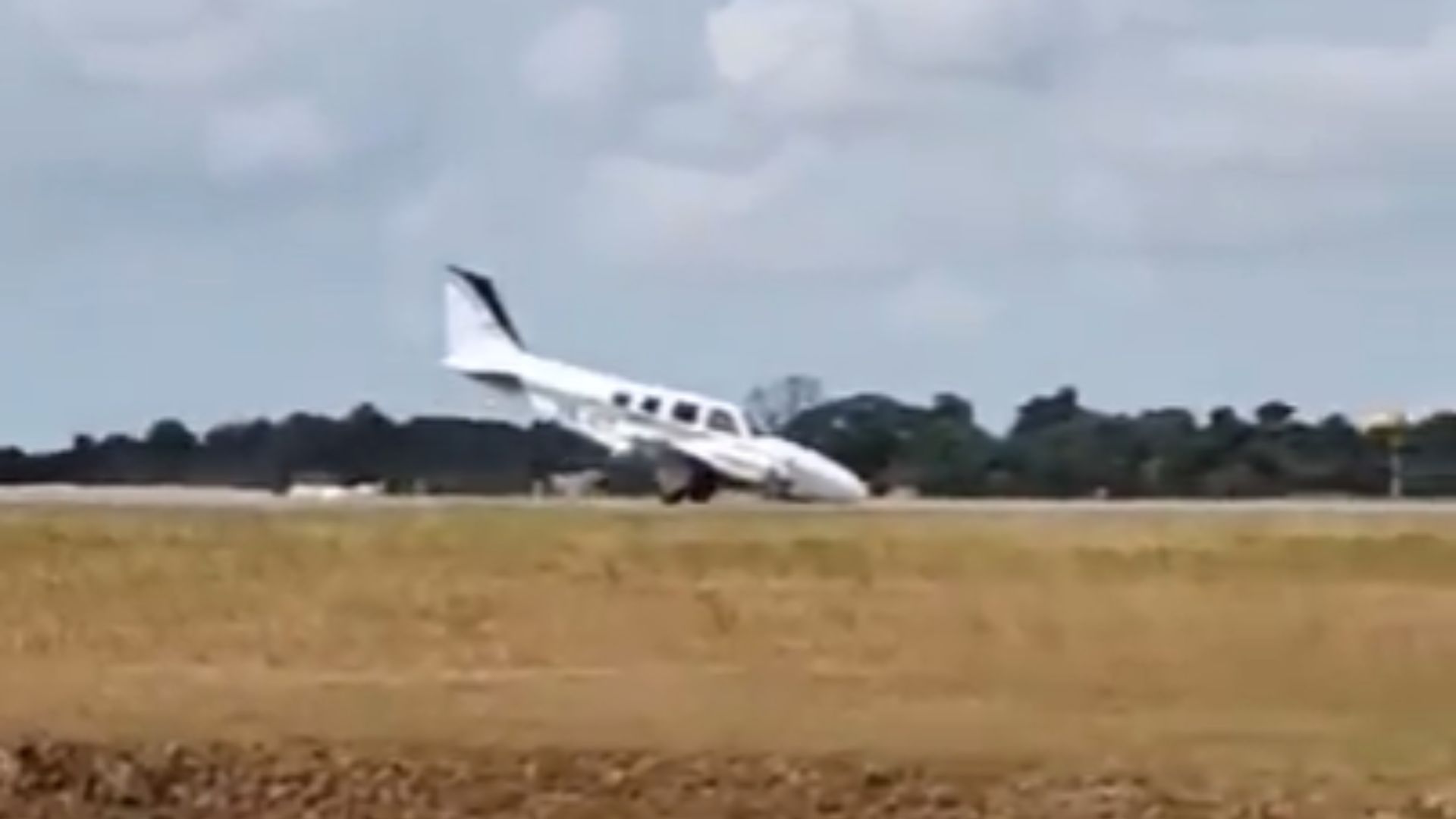 (Momento do pouso de emergência.)