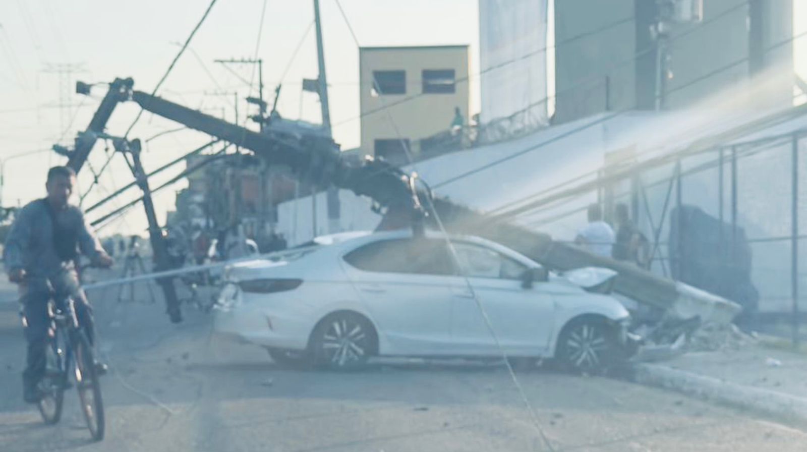 Imagem - Motorista perde o controle, bate em poste e deixa trânsito lento na Independência, em Belém