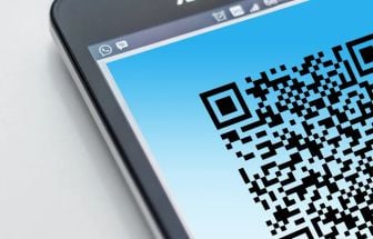 Criminosos enviam QR codes pelo correio para invadir celulares e roubar senhas