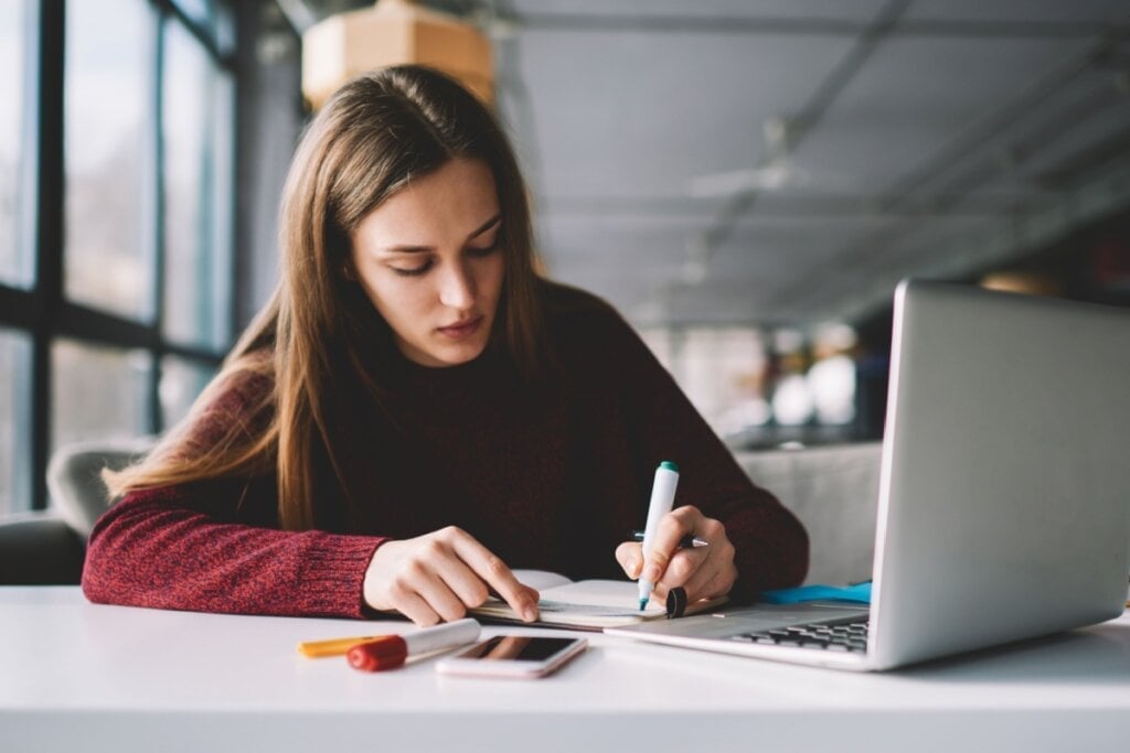 Definir um prazo para aprender diferentes níveis do idioma ajuda no processo de aprendizagem (Imagem: GalacticDreamer | Shutterstock)