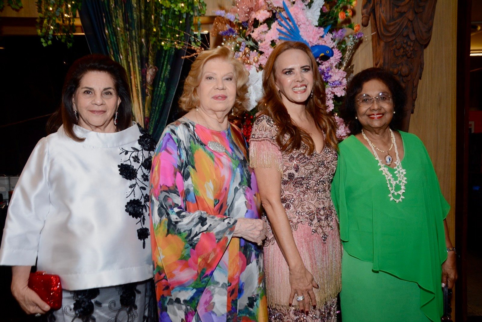 A aniversariante recebendo o carinho das amigas Vera Athias, Célia Cavalcante e Leomira Affonso