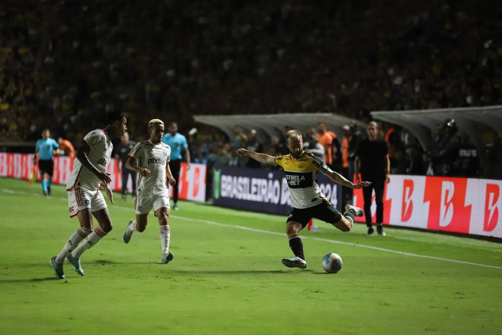 Criciúma foi derrotado pelo Flamengo por 3 a 0 em seu último jogo em casa. 