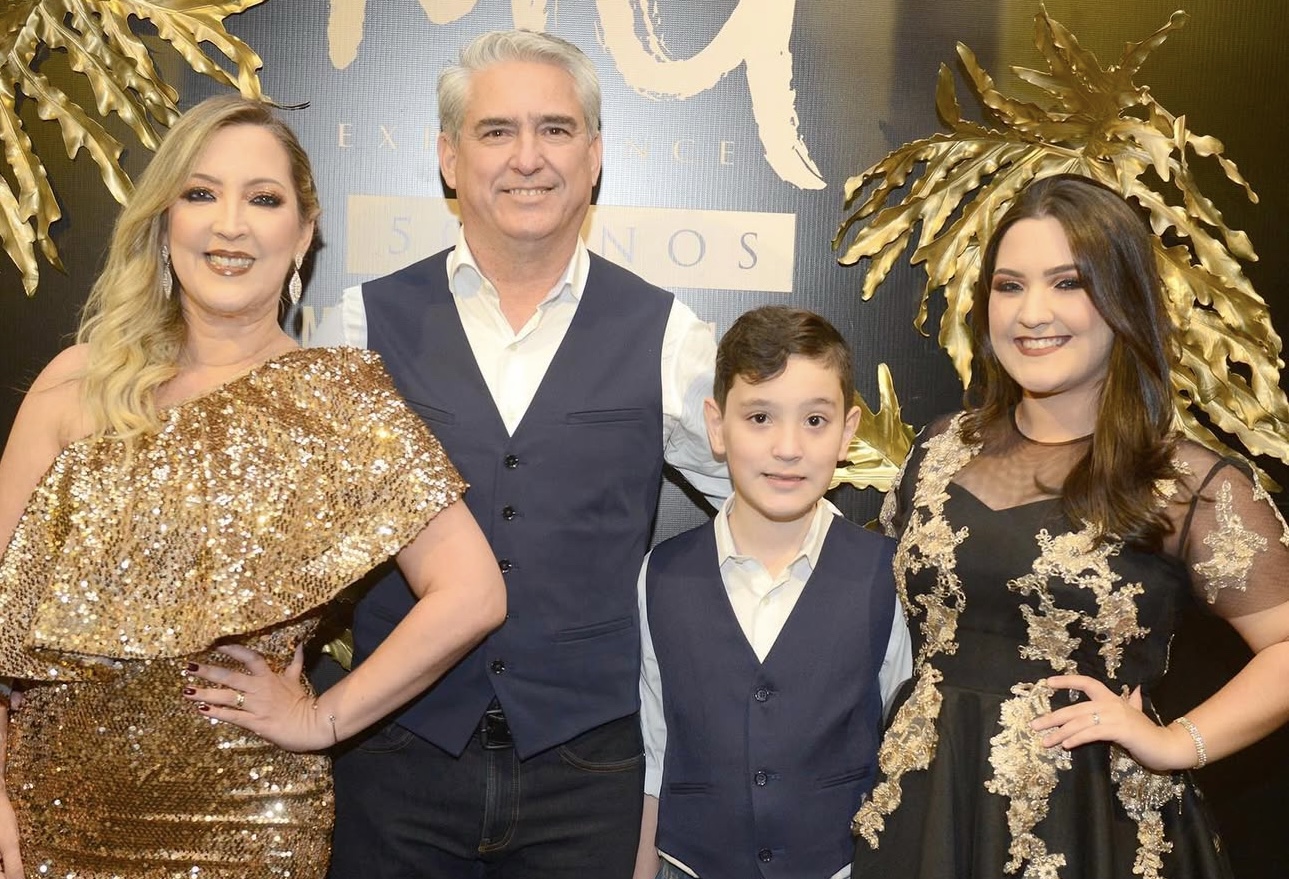 Glenda e Mauro Abdon com os filhos, Kauê e Maura