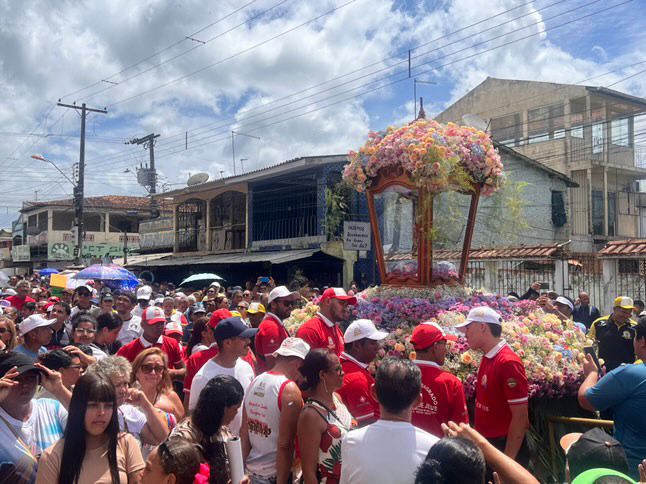 Círio de Nossa Senhora do Ó arrastou multidão pelas ruas de Mosqueiro.