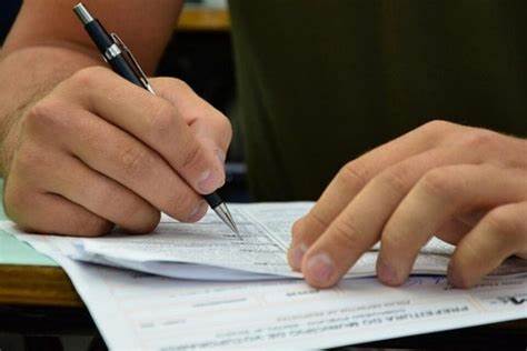 Universidades do Pará abrem concurso público com vagas para professores universitários, em diversos municípios.