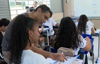 Câmara aprova projeto que restringe uso de celular em escolas