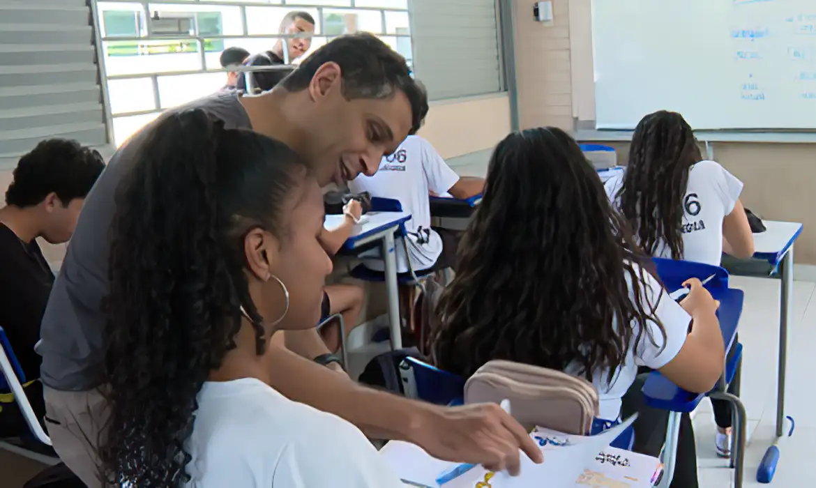 (Projeto prevê a medida para escolas públicas e privadas.)