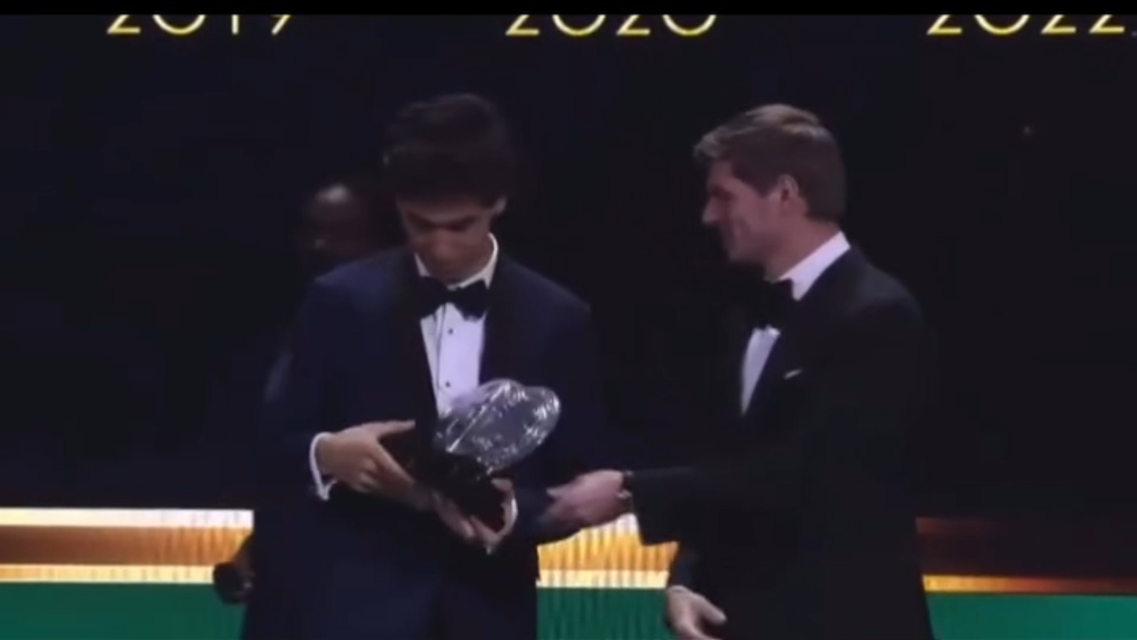 Bortoleto recebendo prêmio de Verstappen.