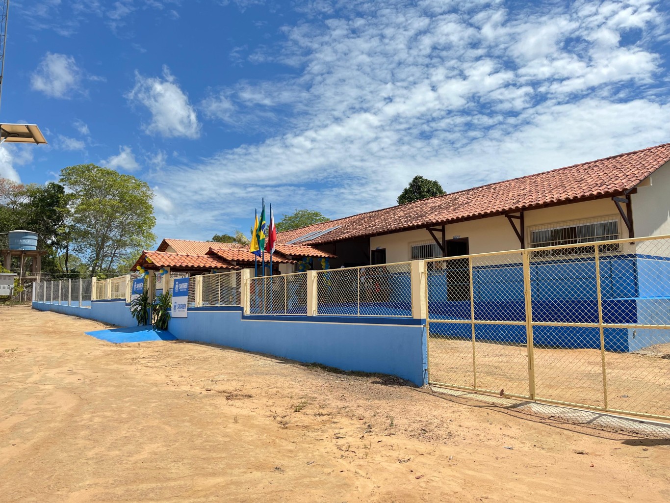 (Justiça suspende lei que previa eleições diretas para diretores de escolas municipais em Santarém.)