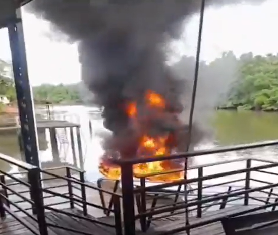(lancha pega fogo em Marina no bairro do Tenoné em Belém.)