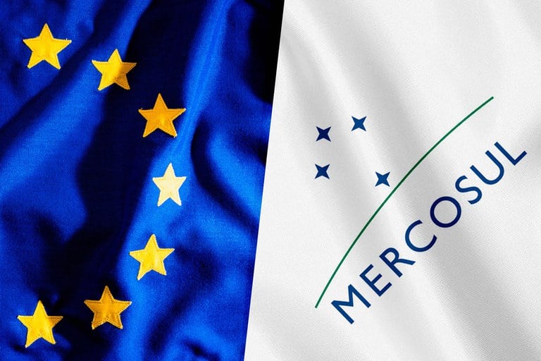 (Bandeiras da União Europeia e Mercosul)