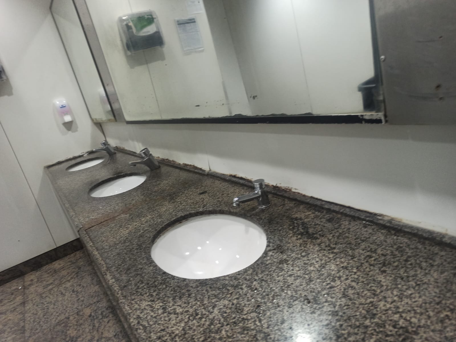 Imagem - Banheiros estão em estado precário e aeronaves não têm conforto
