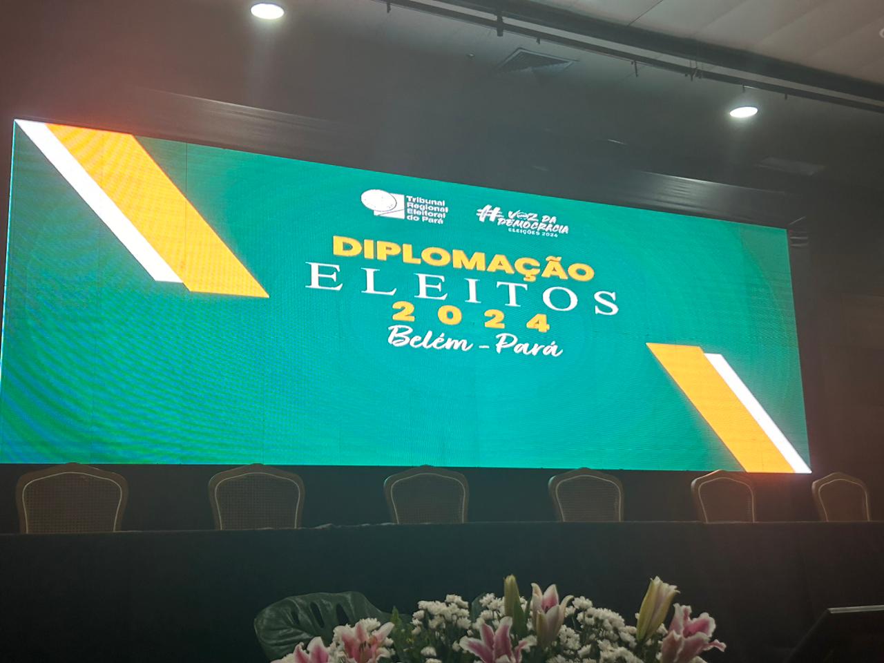 Prefeito, vice-prefeito e vereadores eleitos são diplomados em cerimônia no Hangar