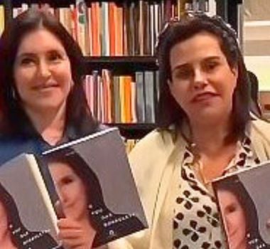 Imagem - Em lançamento de livro, Narcisa se confunde e chama Simone Tebet de Simone 'Tablet'