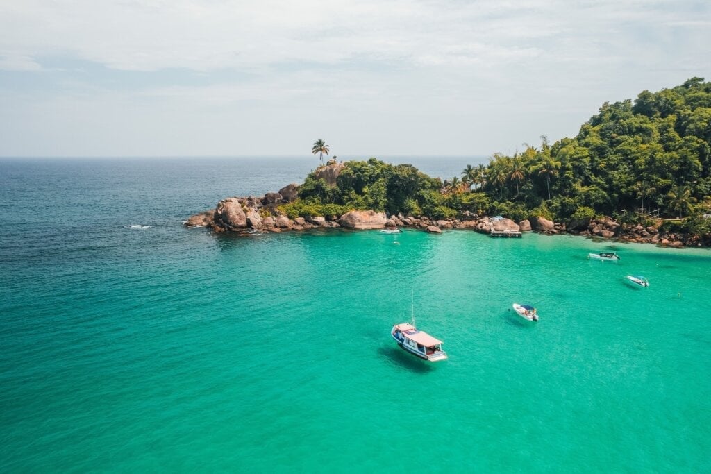 A Praia do Aventureiro tem ótimas ondas para surfistas e trilhas a serem aproveitadas (Imagem: Peter116 | Shutterstock)