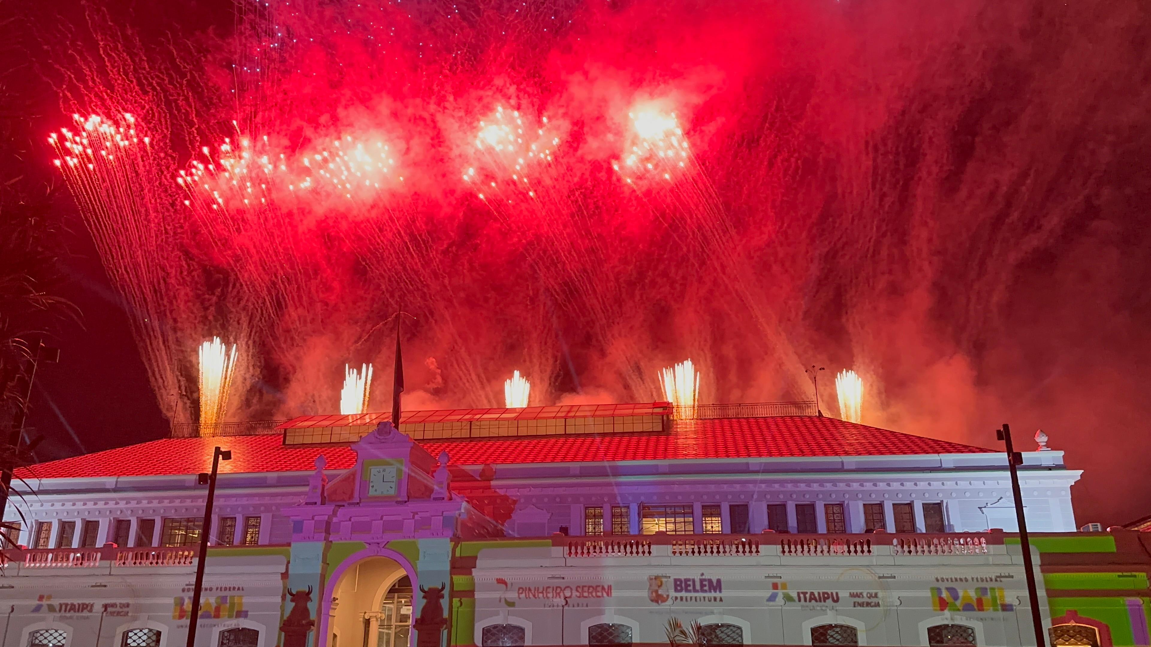 Fogos de artificio durante inauguração do Novo Mercado de São Brás. 