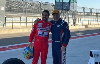 Fernando Alonso usa macacão e dirige carro de Ayrton Senna durante férias na Espanha; assista