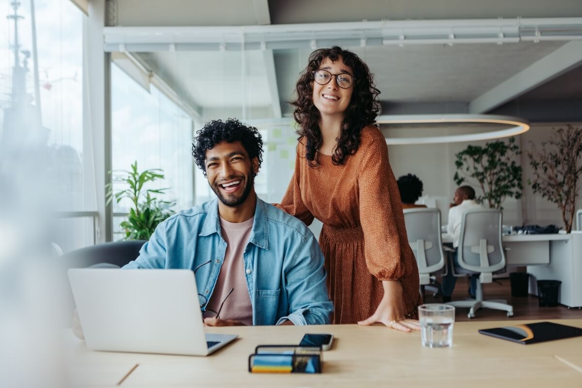 Adaptações reduzem os danos causados pelo barulho no trabalho e aumentam a produtividade (Imagem: JLco Julia Amaral | Shutterstock)