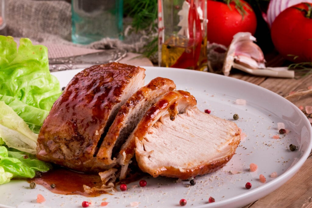 Lombo com molho de frutas e pimenta (Imagem: TalyaAL | Shutterstock)