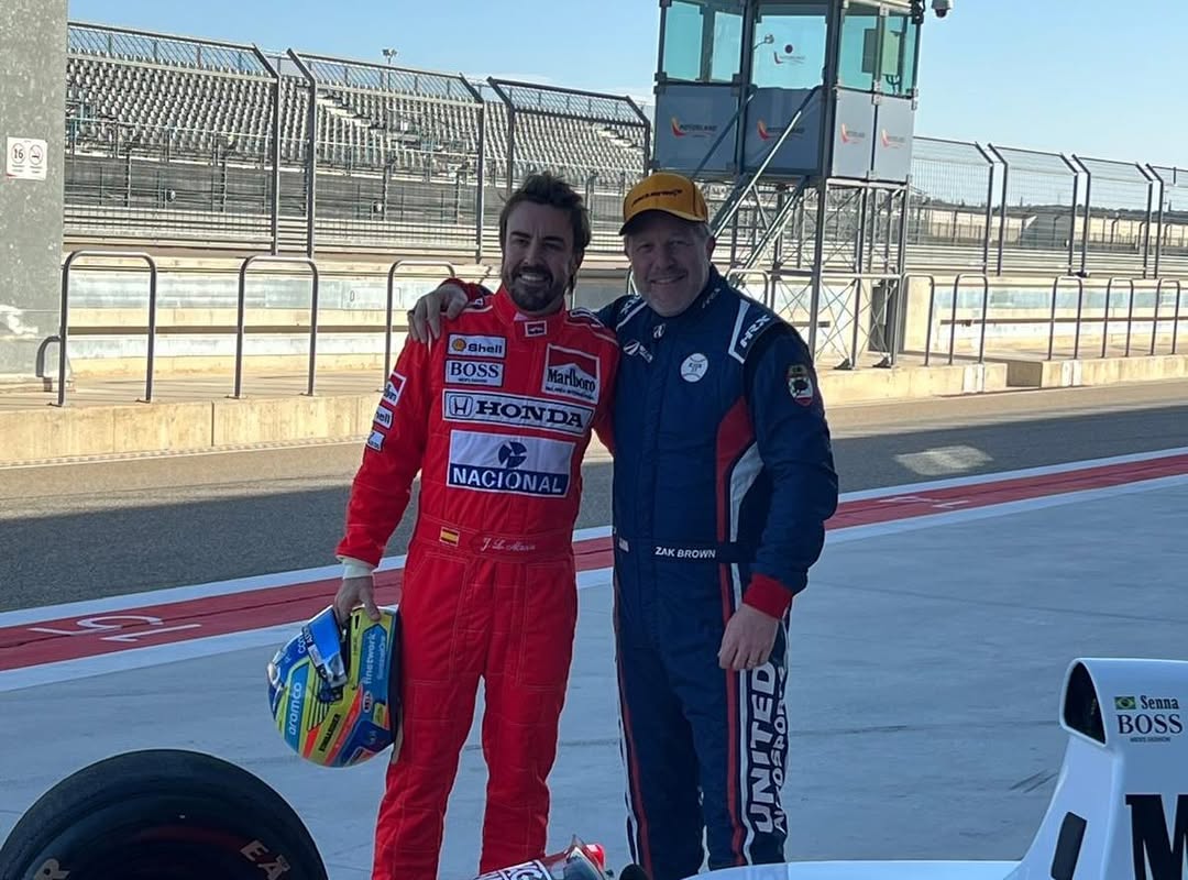 Fernando Alonso usa macacão e dirige carro de Ayrton Senna durante férias na Espanha; assista