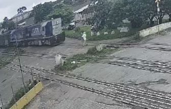 VÍDEO: idoso sobrevive após ser atropelado por trem no Paraná