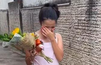 Mãe faz surpresa para filha após ela passar na faculdade e jovem se emociona; assista